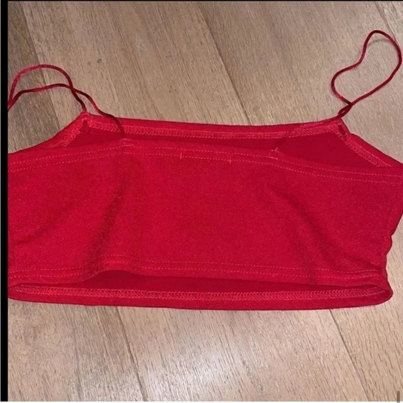 RED PRETTYLITTLETHING SLINKY STRAIGHT NECK SPAGHETTI STRAP CROP
SIZE 2 - Picture 4 of 11